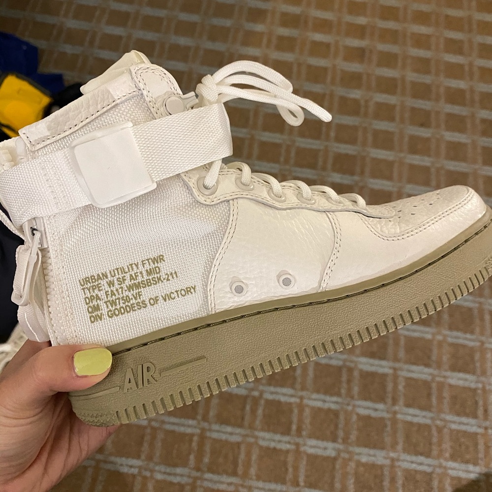 (NEW) W Nike SF Air Force 1 Mid